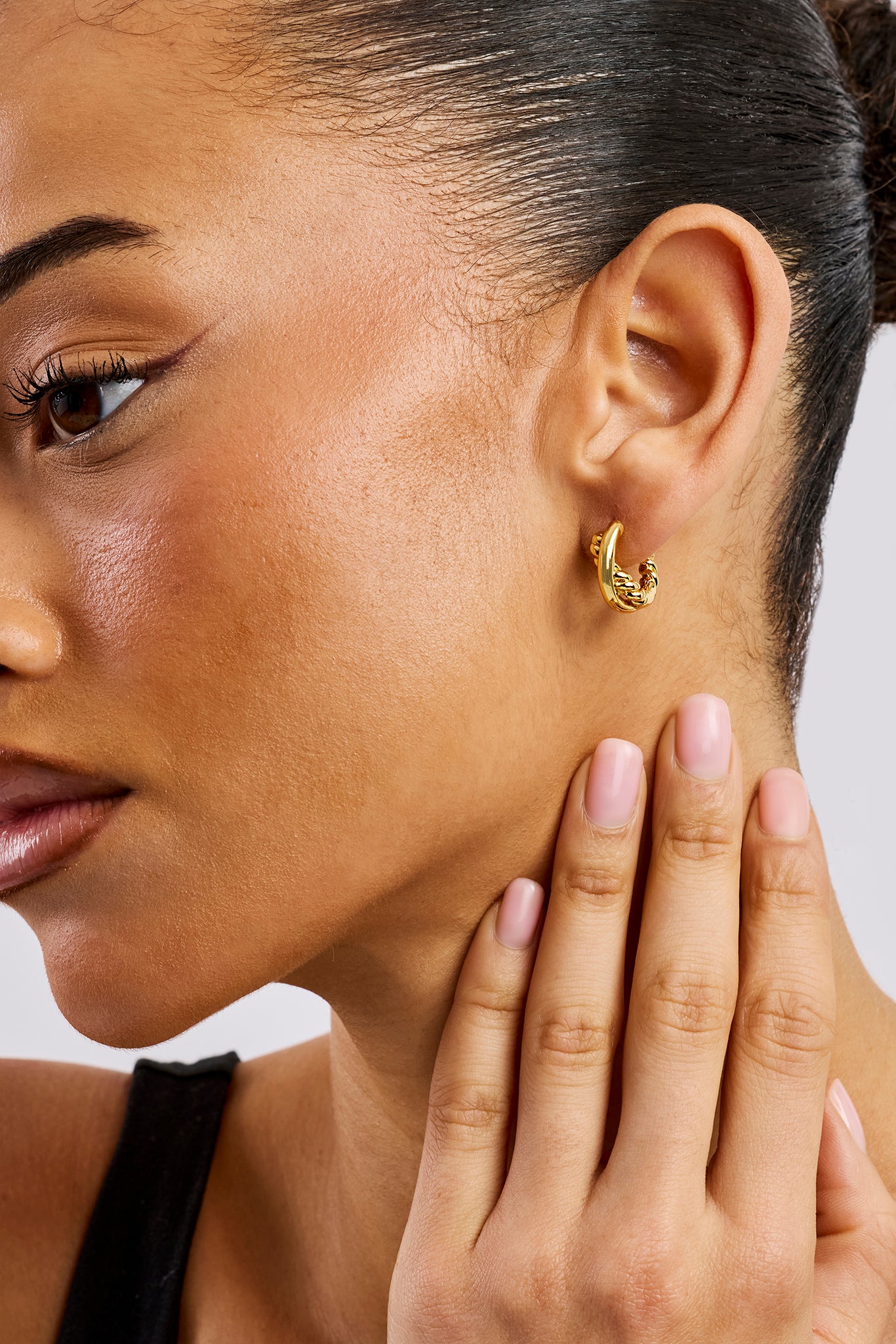 Polished Cross Over Hoop Earrings - 10mm - Gold - Image 4