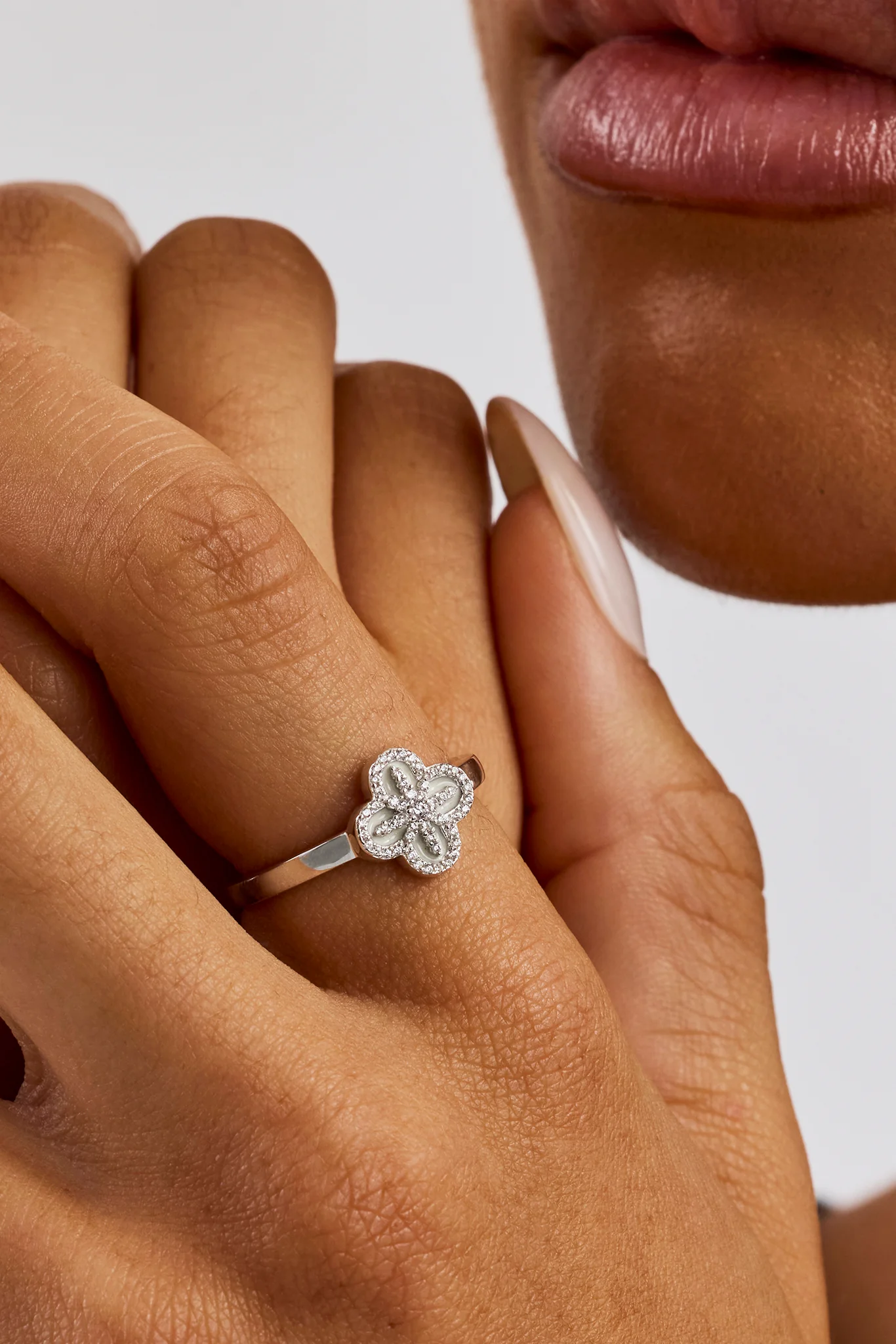 Star Motif Band Ring - 8mm - White - Image 2
