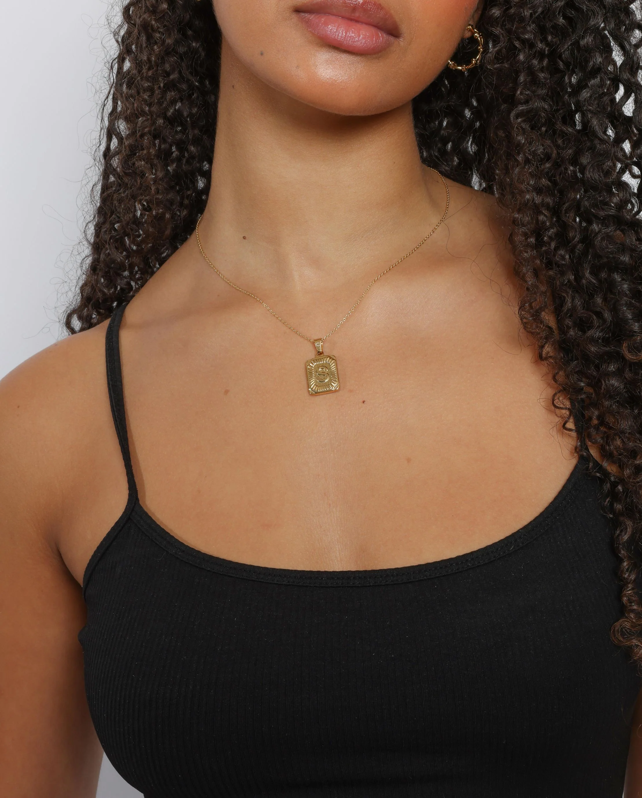 Vintage Inspired Initial Rectangle Pendant S - Gold - Image 2